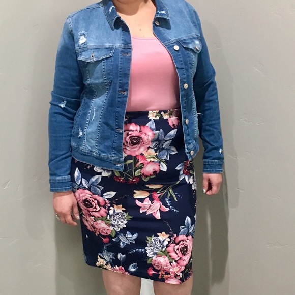 Plus Size Navy Floral Pencil Skirt - Picture 5 of 7
